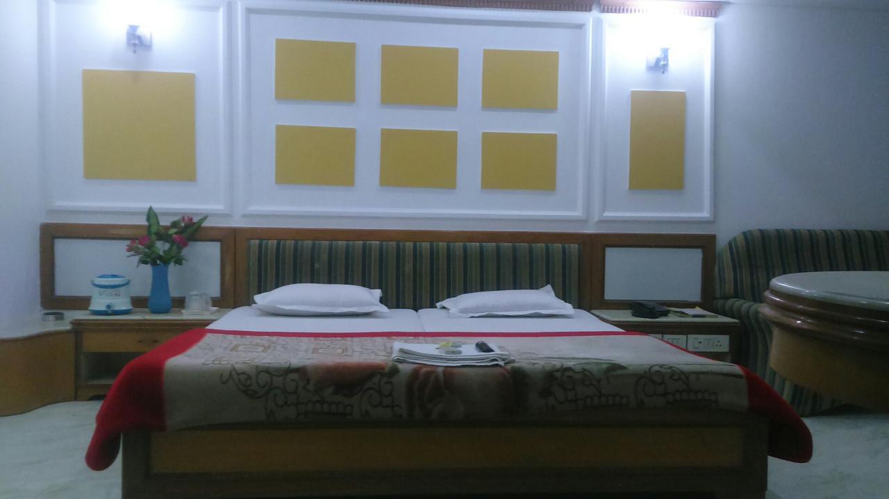 Hotel Unnati อาเมดาบัด ภายนอก รูปภาพ