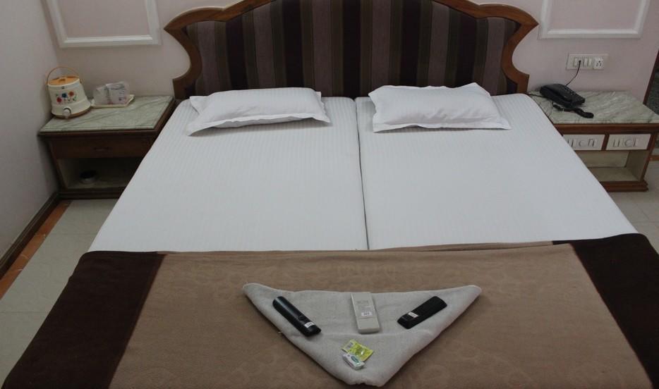 Hotel Unnati อาเมดาบัด ภายนอก รูปภาพ